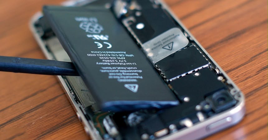 Troca de bateria de celular realizada pela Relotech