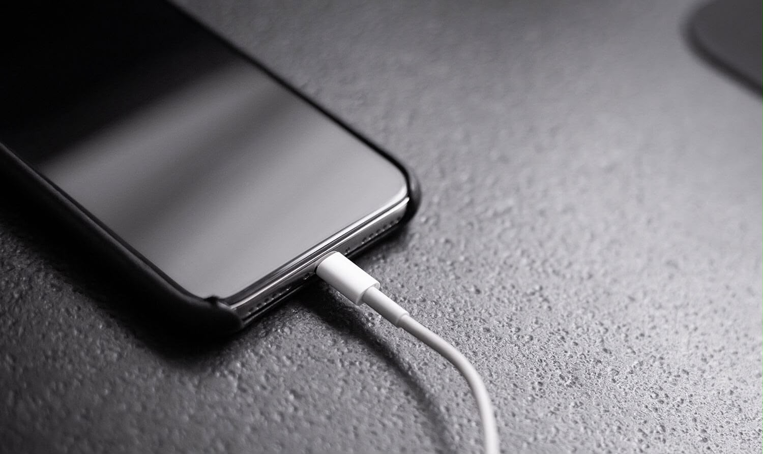 Troca de conector de carga de celular realizada pela Relotech